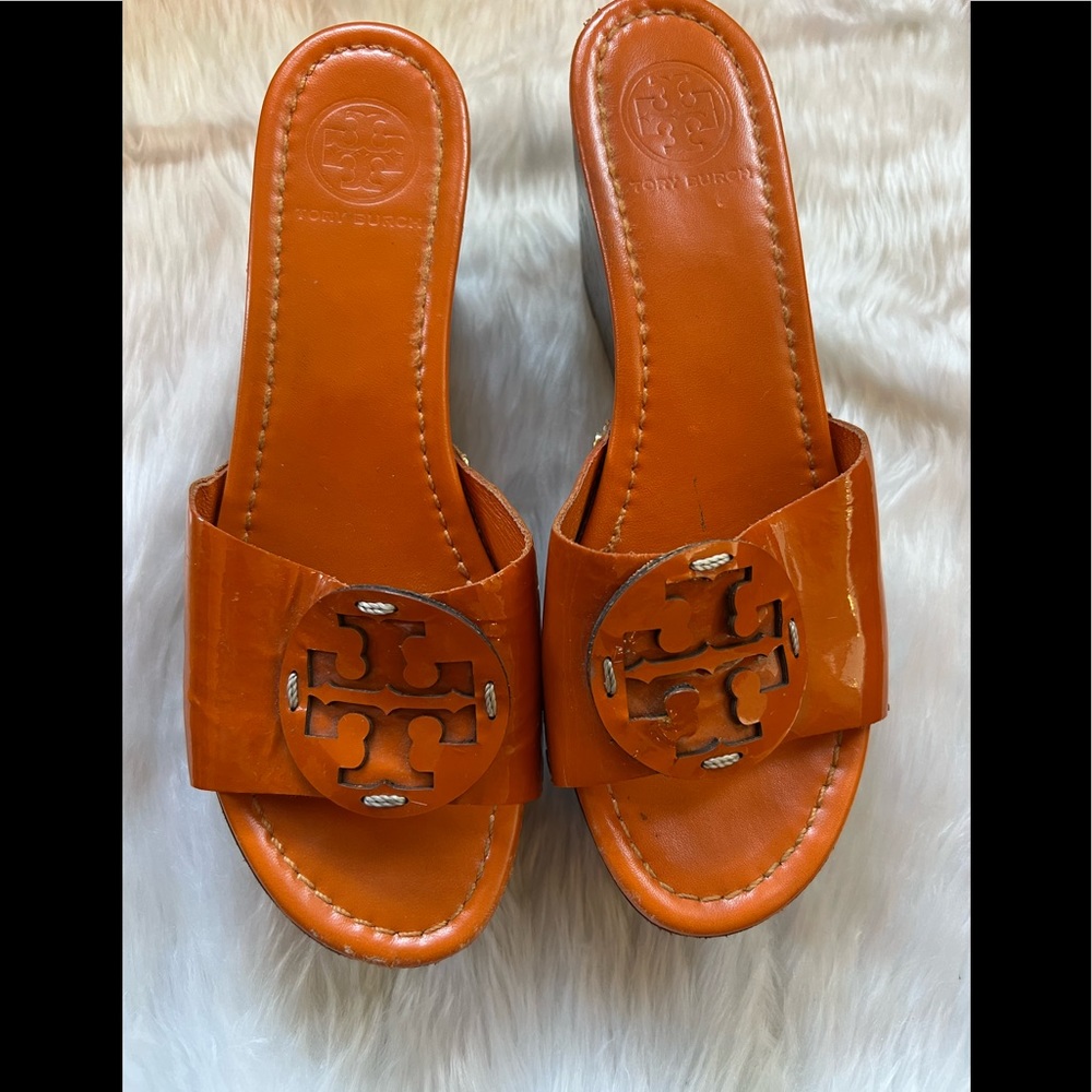 Tory Burch womens orange patent leather wedge slides sandals Size 8.5